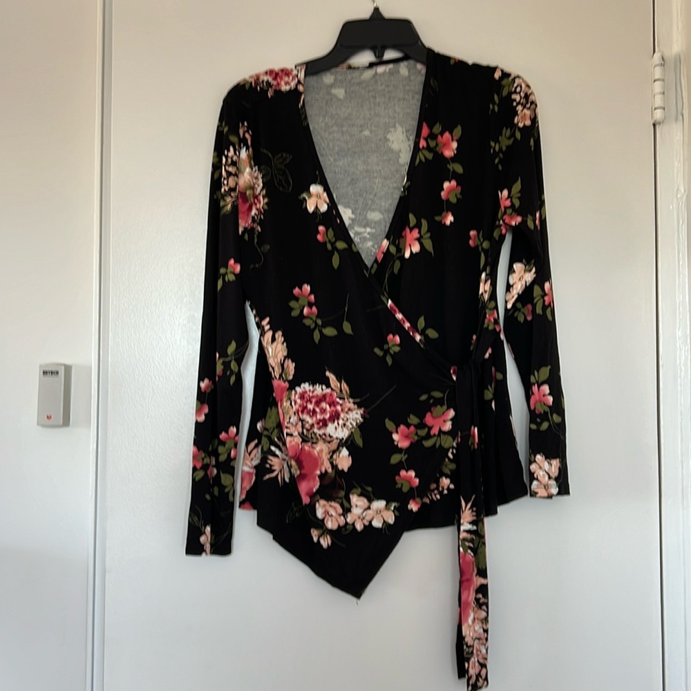 Women’s wrap top with 3/4sleeves. Size L